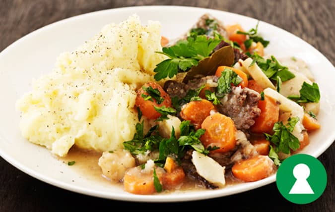 Köttgryta med rotfrukter och potatismos