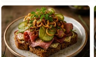 Smörrebröd med rostbiff, pepparrotkräm & picklad gurka
