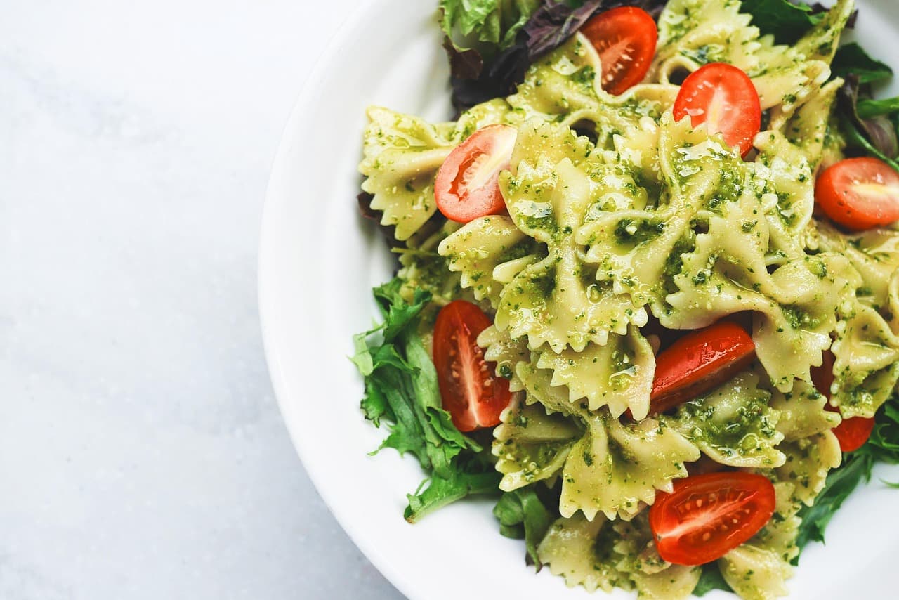Farfalle med pesto och körsbärstomater
