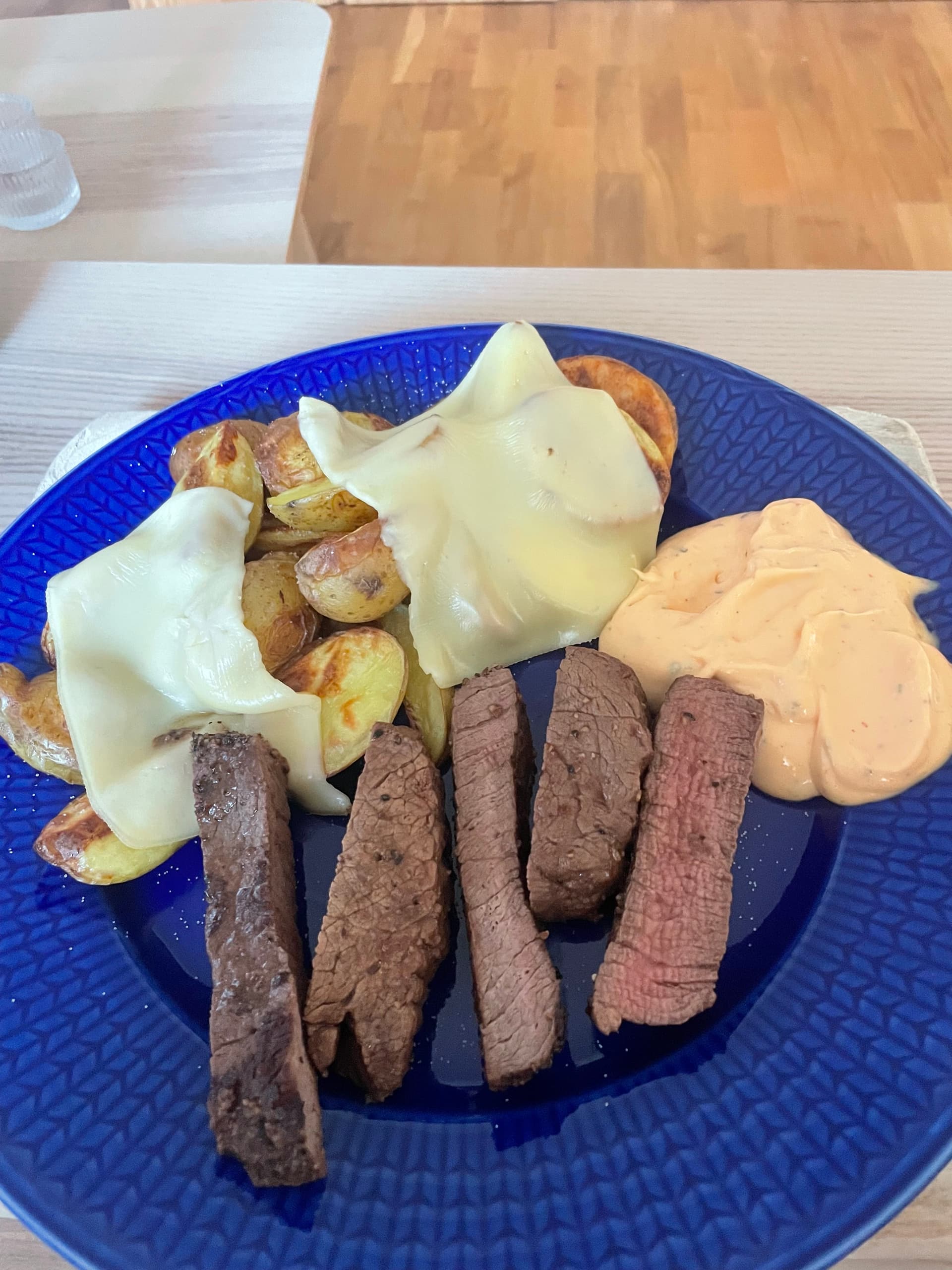 Aductorstek med ostig klyftpotatis och bea