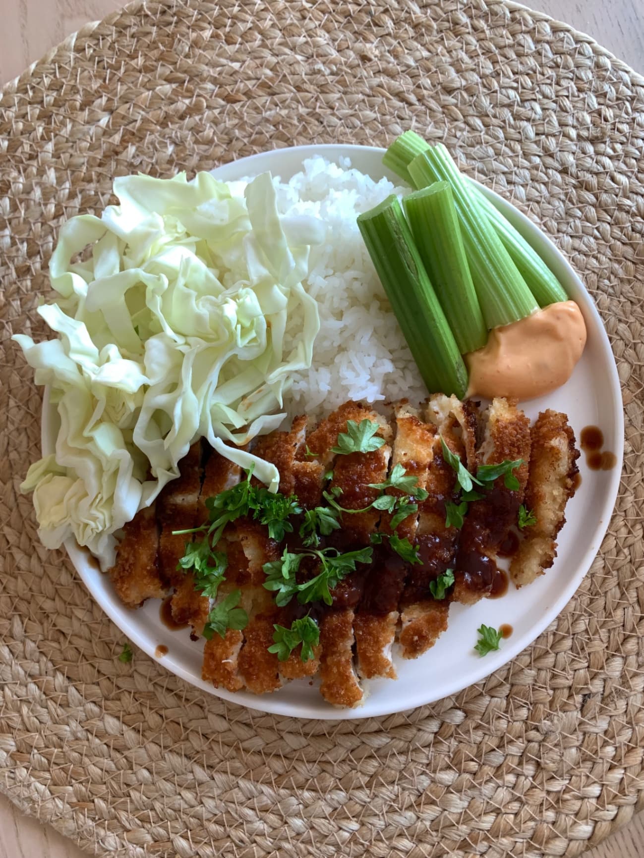 Kycklingtonkatsu med ris, strimlad vitkål och tonkatsusås