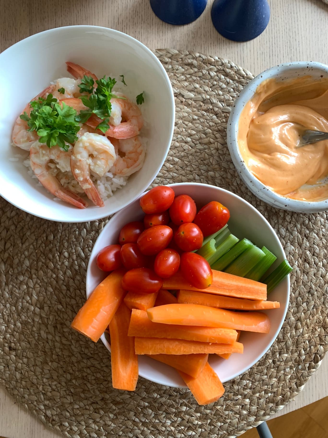 Vitlöksstekta räkor med ris och shirachamayo