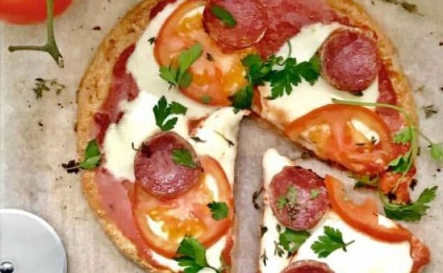 Buffalomozzarella och pepperonipizza med blomkålsbotten