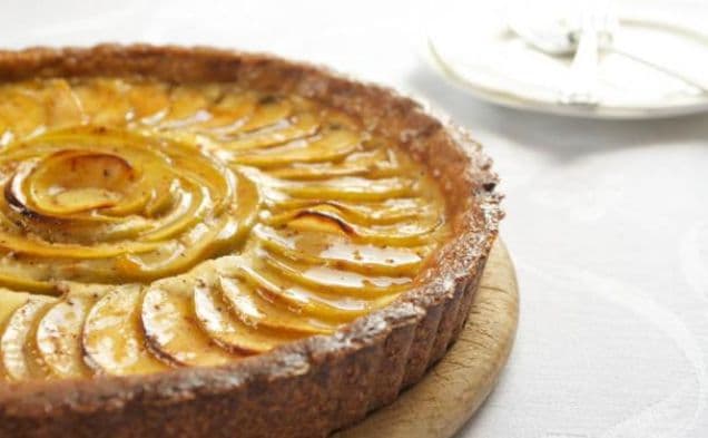 Äppel-Cheesecake-tårta med saltad karamellglasyr