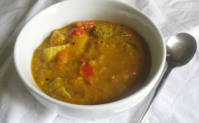 Sambar med grönsaker och kokosnöt