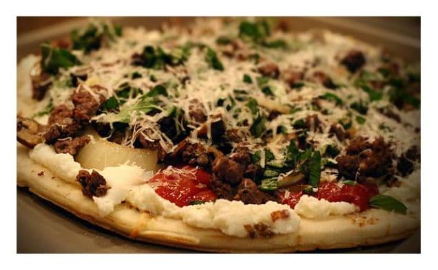 Älgkorvspizza med ricotta, stekt svamp och lök