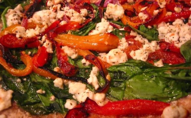 Pizza med ugnsrostad paprika, spenat och feta