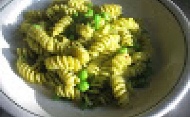 Pasta med pesto på gröna ärter och jalapeño
