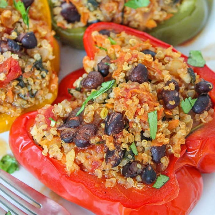 Fyllda paprikor med quinoa och svarta bönor