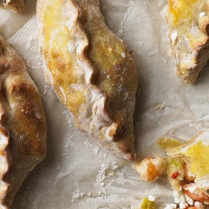 Empanadas med vårlök och räkor