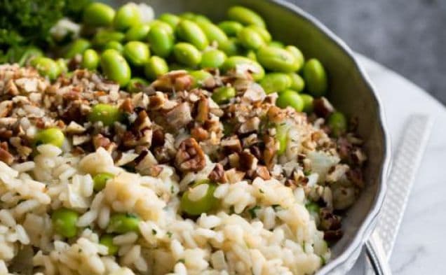 Citronrisotto med edamamebönor och pekannötter
