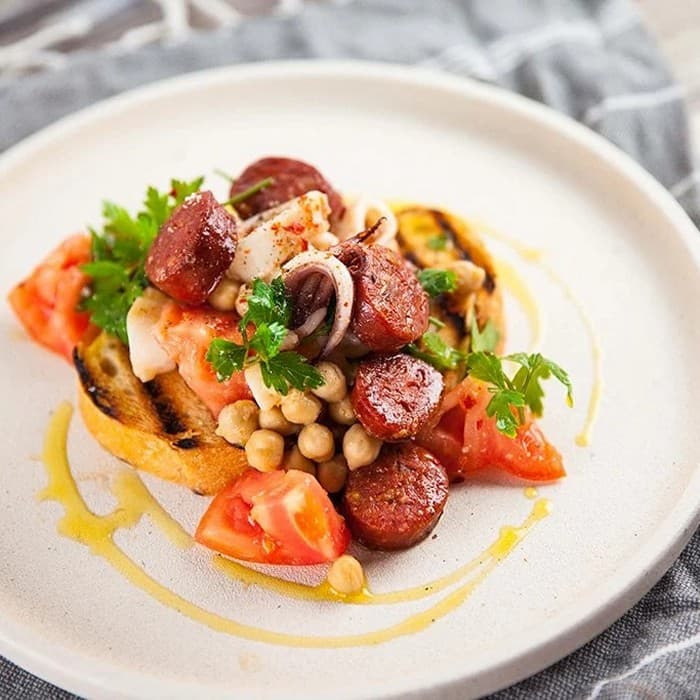 Bläckfisk-, kikärts- och chorizosallad