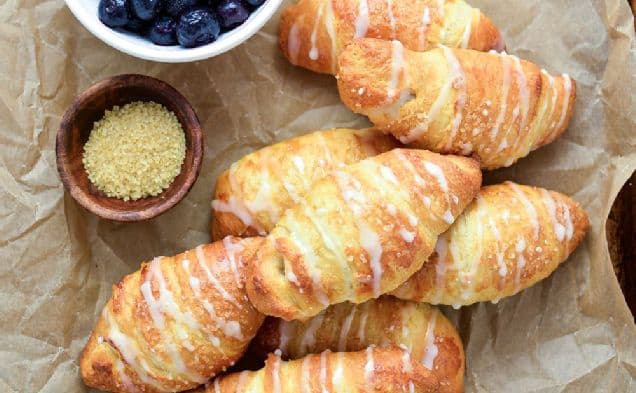 Croissantrullar med blåbär och mandel
