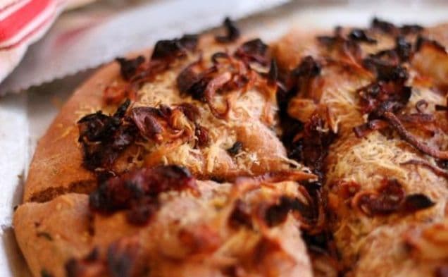 Fullkornsfocaccia med karamelliserad lök