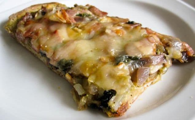Pizza med karamelliserad lök och bacon