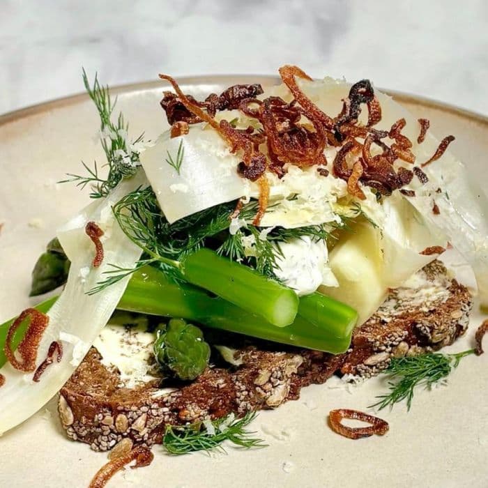 Nordiskt smörrebröd med sparris och pepparrotskräm