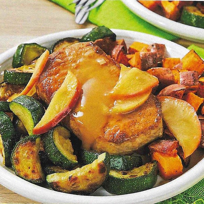 Äppelkotletter i stekpanna med rostad sötpotatis och zucchini