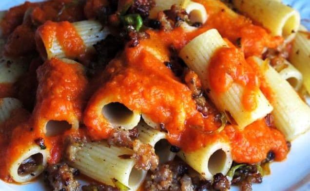 Rigatoni med sötkorv i krämig tomatsås