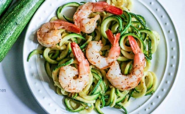 Scampiräkor med zucchininudlar