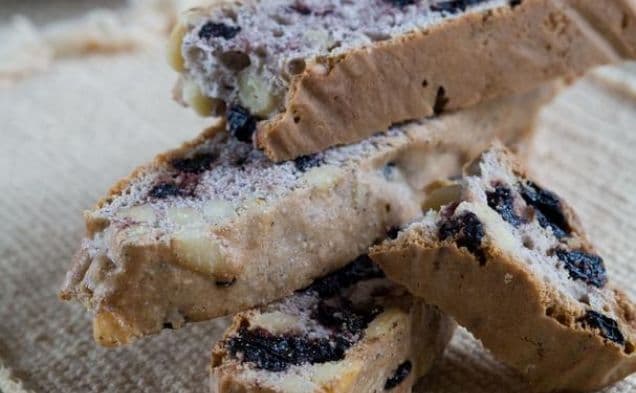 Biscotti med blått majsmjöl, torkade blåbär och pinjenötter