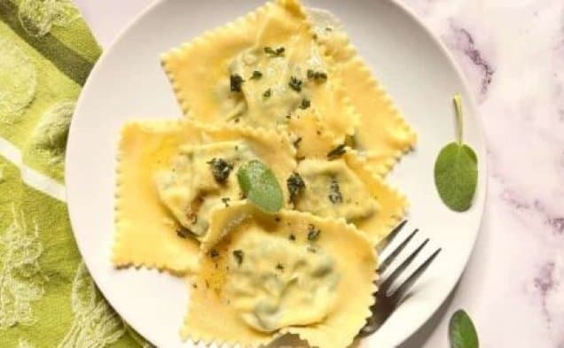 Hemmagjord ravioli med spenat och ricotta i salviasmörsås