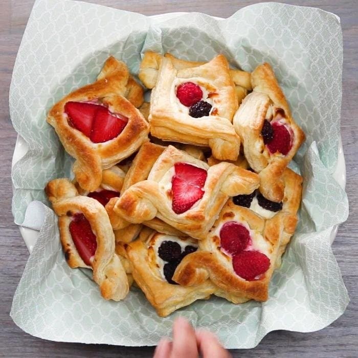 Frukostbakelser med frukt och gräddost