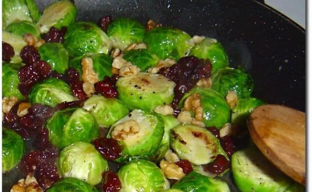 Brysselkål med pancetta, körsbär och valnötter