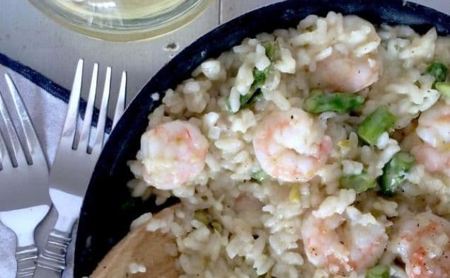 Vårrisotto med räkor, sparris och kronärtskocksbottnar