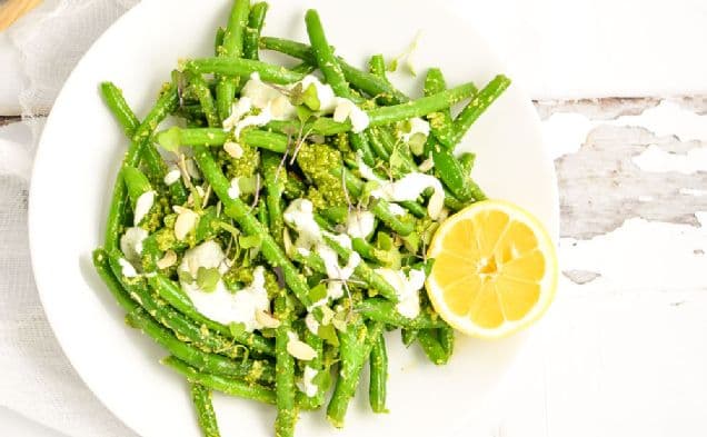 Sallad på sockerärtor och gröna bönor med ruccolapesto