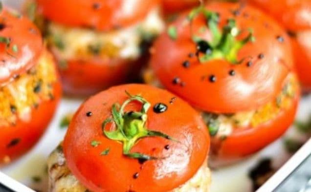 Caprese-fyllda tomater med balsamicoreduktion