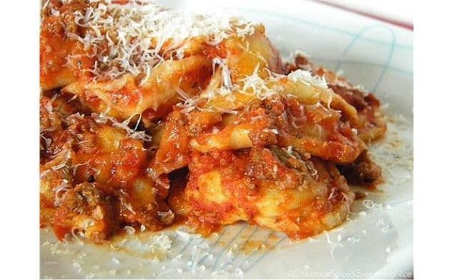 Ugnsbakad ravioli med köttfärssås