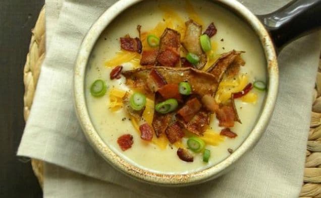 Fylld bakad potatissoppa med krispigt stekta potatisskinn