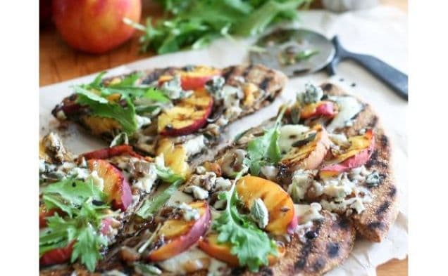 Rustik grillad pizza med persika