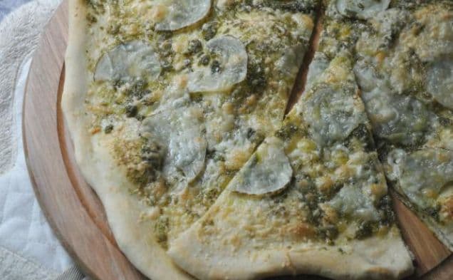 Hemgjord tunnbottnad pizza med pesto och potatis
