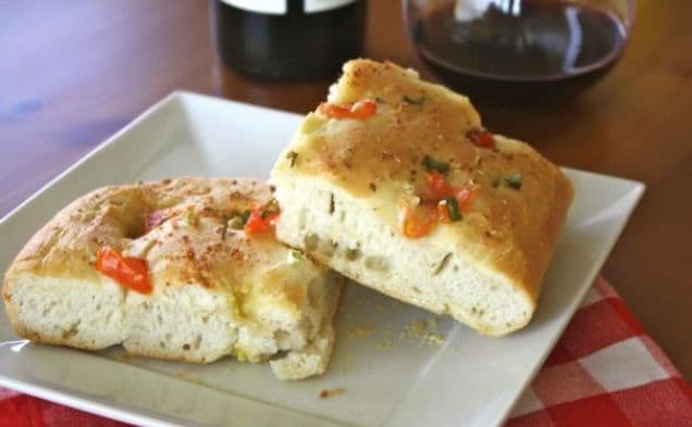 Focaccia med tomat, salladslök och vitlök