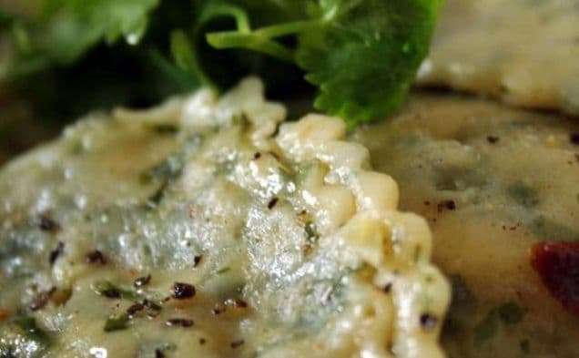 Korianderravioli med fyllning av pumpa och keso
