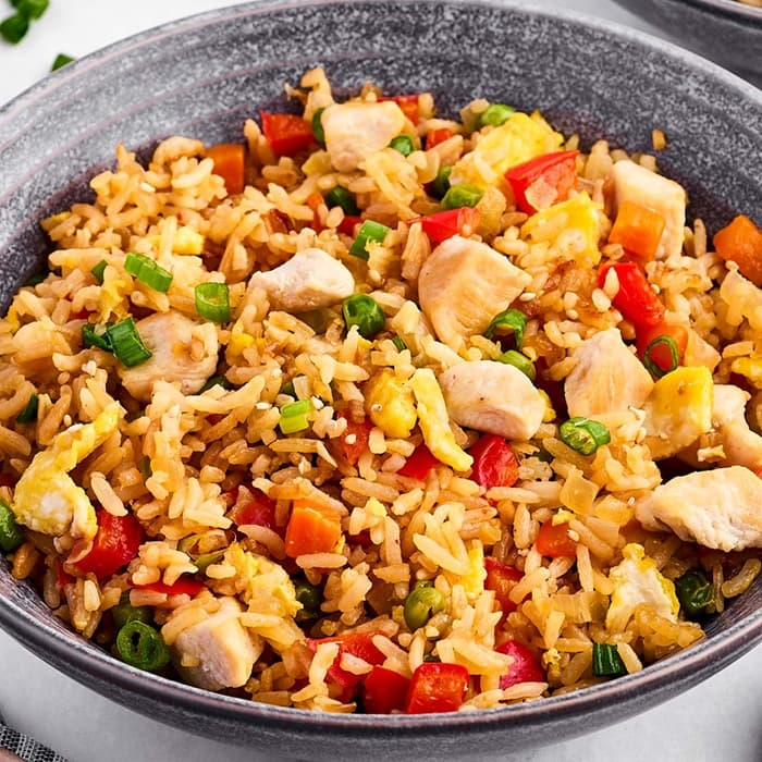 Asiatisk kycklingris med stekta ingredienser