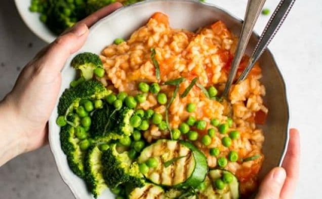 Färsk tomatrisotto med grillade gröna grönsaker