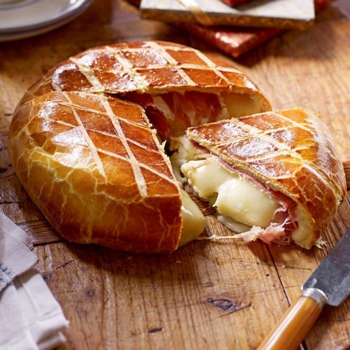 Brie inlindad i prosciutto och brioche