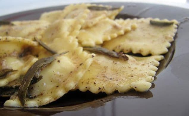 Ravioli med brynt smör och salvia