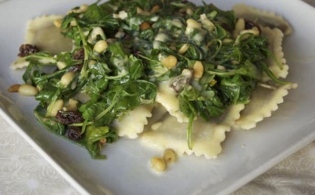 Ravioli med ruccola, pinjenötter, russin och grädde