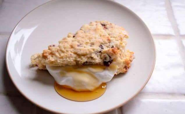 Scones med torkad frukt och ingefära
