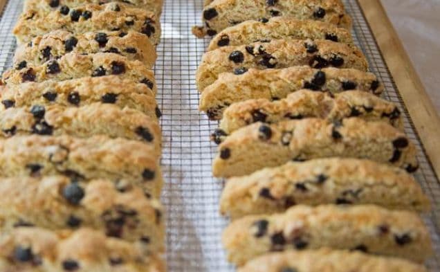 Biscotti med citron och torkade blåbär