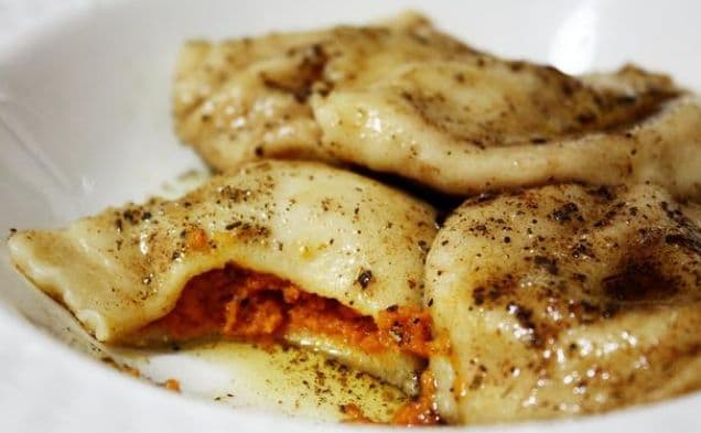 Pumparavioli med brynt smörsås och salvia