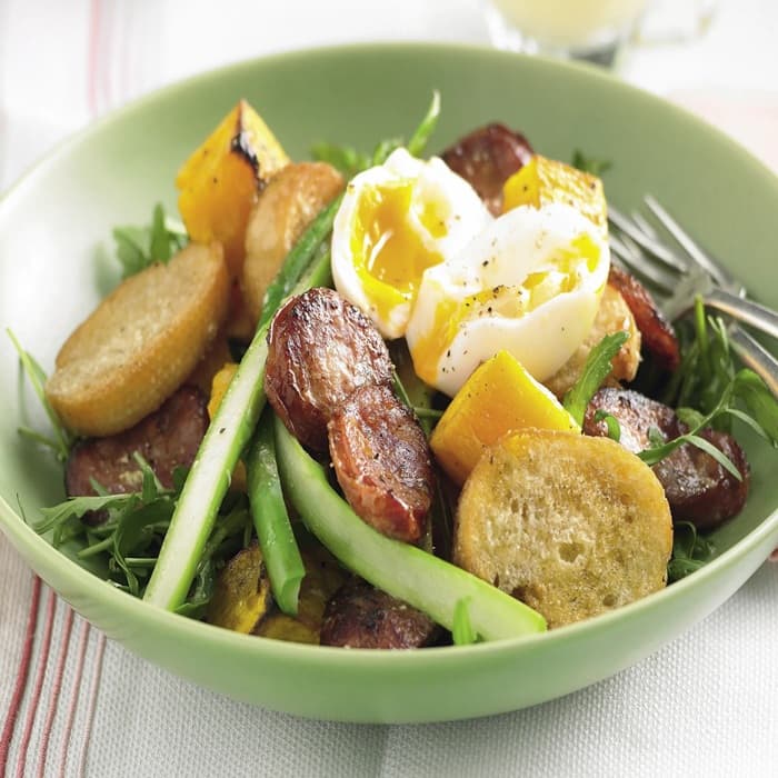 Sallad med chorizo och mjukkokt ägg