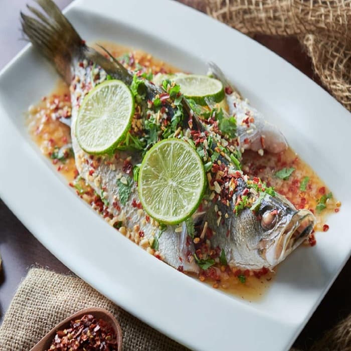 Ångad fisk på thailändskt vis