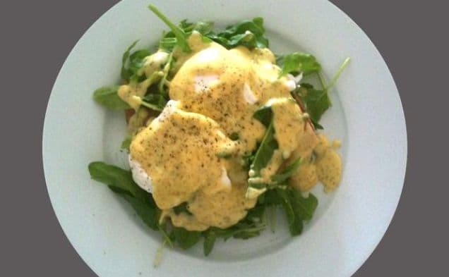 Ägg Benedict med rökt lax och citron-dill-hollandaise