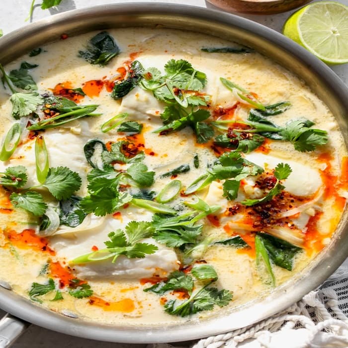 Thailändsk fiskbuljong med grönsaker