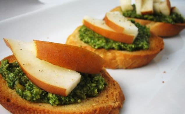 Crostini med päron och pesto
