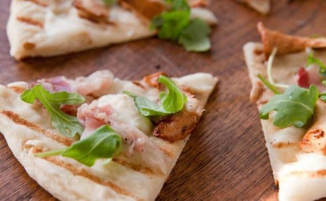 Pizza med kantareller och mangalitsaspeck